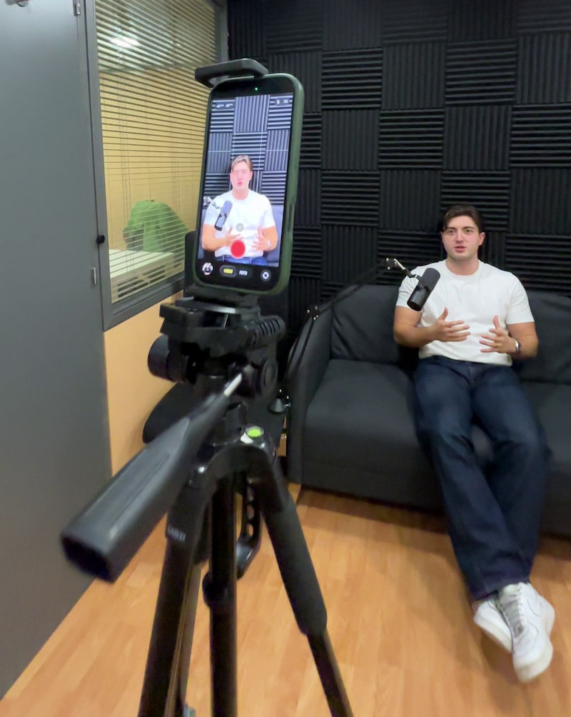 Uri de UPStudios grabando contenido en v&iacute;deo vertical con tr&iacute;pode y micr&oacute;fono en el estudio